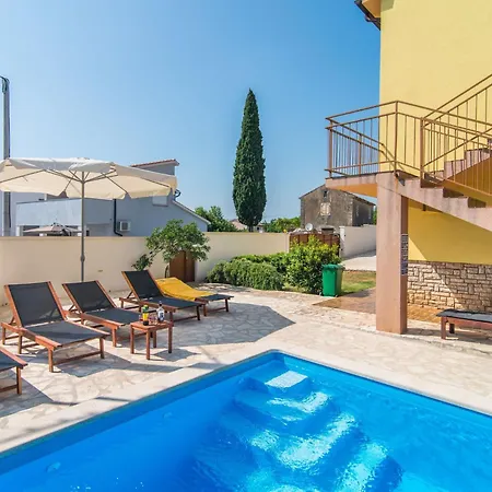 Ferienvilla Mit Pool In By Interhome Дом отдыха Пула