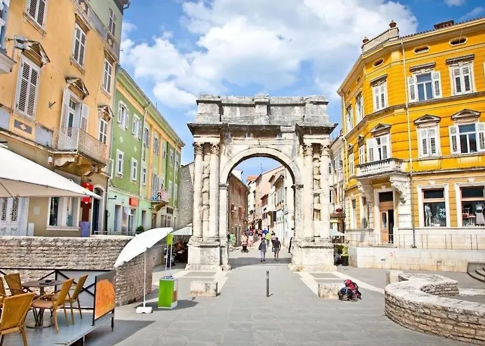 Ferienvilla Mit Pool In By Interhome Semesterbostad Pula