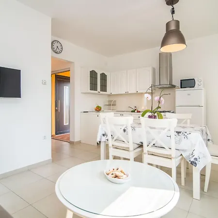 Ferienvilla Mit Pool In By Interhome بيت للعطل بولا